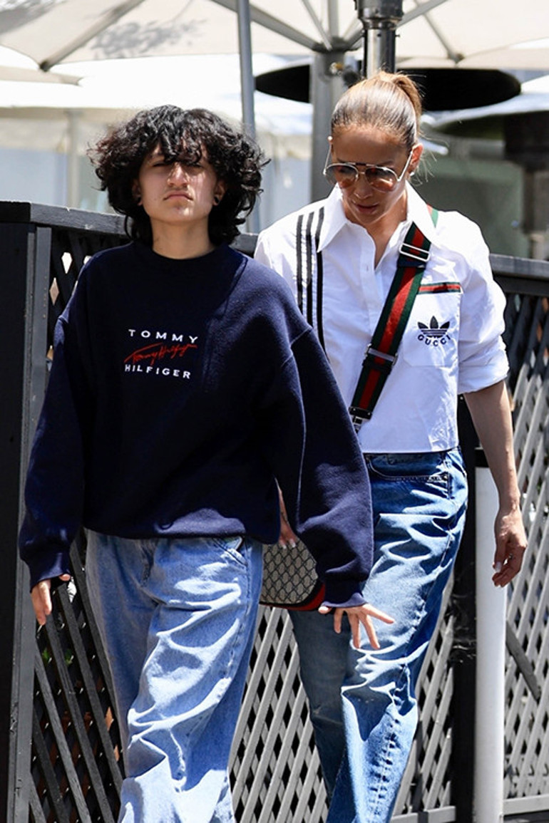 Boşanan ünlü çiftin kızı biraz asi çıktı... Artık saçıyla uğraşmasına gerek kalmadı