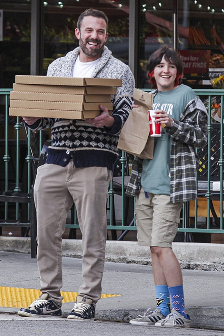 Boşanan ünlü çiftin kızı biraz asi çıktı... Artık saçıyla uğraşmasına gerek kalmadı