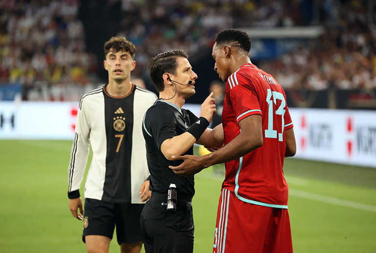 Futbolda Mavi Kart iddiaları FIFAdan ilk açıklama... Hangi ligde uygulanacak