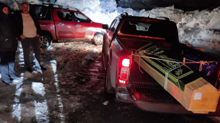 Babalarının vasiyet üzerine Artvin’in köyüne defnetmek için 3 gün karla kapanan yoların açılmasını beklediler