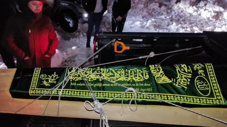 Babalarının vasiyet üzerine Artvin’in köyüne defnetmek için 3 gün karla kapanan yoların açılmasını beklediler