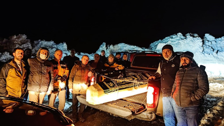 Babalarının vasiyet üzerine Artvin’in köyüne defnetmek için 3 gün karla kapanan yoların açılmasını beklediler