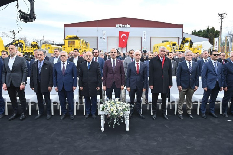 Sakaryadan İsviçreye raylı sistem ihracatı... Bakan Uraloğlu: En üst sınıfta yer almanın gururunu yaşıyoruz