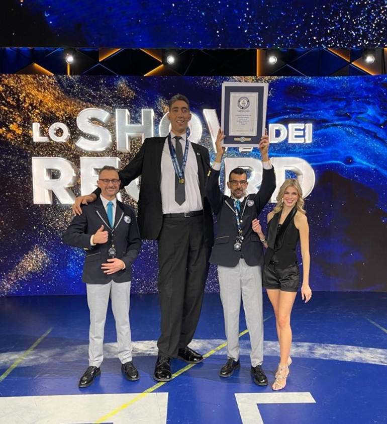 Dünyanı en uzun boylu adamı Sultan Kösen 15 yıldır unvanını koruyor