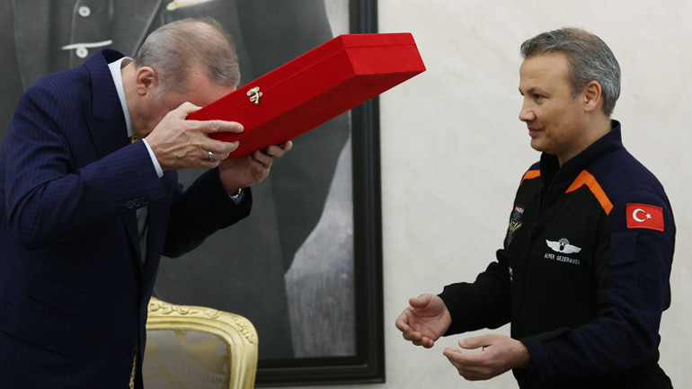 Cumhurbaşkanı Erdoğan, Alper Gezeravcıyı kabul etti