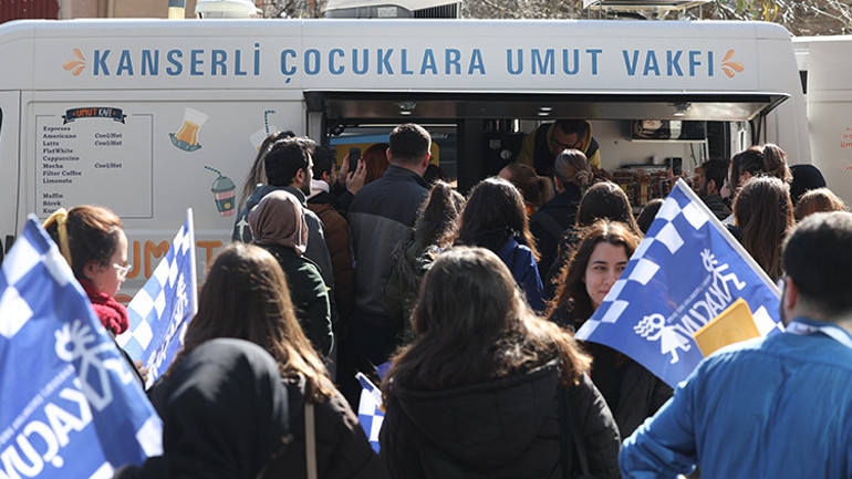 VakıfBank Spor Kulübü’nden KAÇUV’a destek Banu Can Schürmann, Giovanni Guidetti ve Cansu Özbay kanser tedavisi gören çocuklara destek için ‘Umut Kafe’de satış yaptı