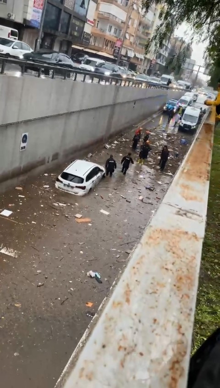 Antalyayı sağanak vurdu 1 kişinin öldüğü alt geçitte felaketi gözler önüne seren görüntü
