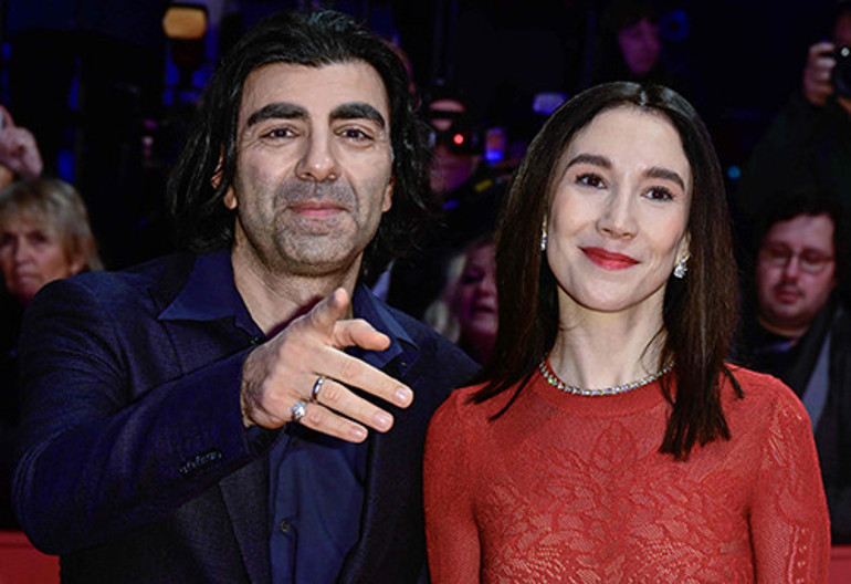 Her şeyime karışıyorlar diye Türk hayranlarına yasak getirmişti... Kaçak yıldız, kırmızılar içinde ortaya çıktı