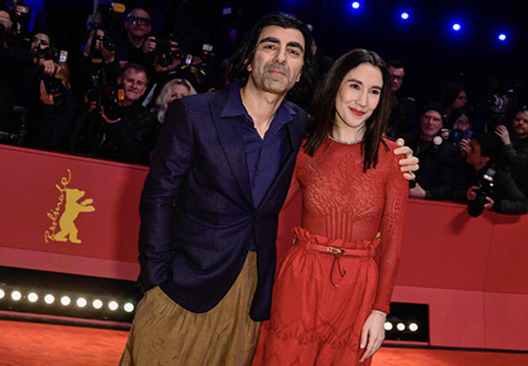 Her şeyime karışıyorlar diye Türk hayranlarına yasak getirmişti... Kaçak yıldız, kırmızılar içinde ortaya çıktı