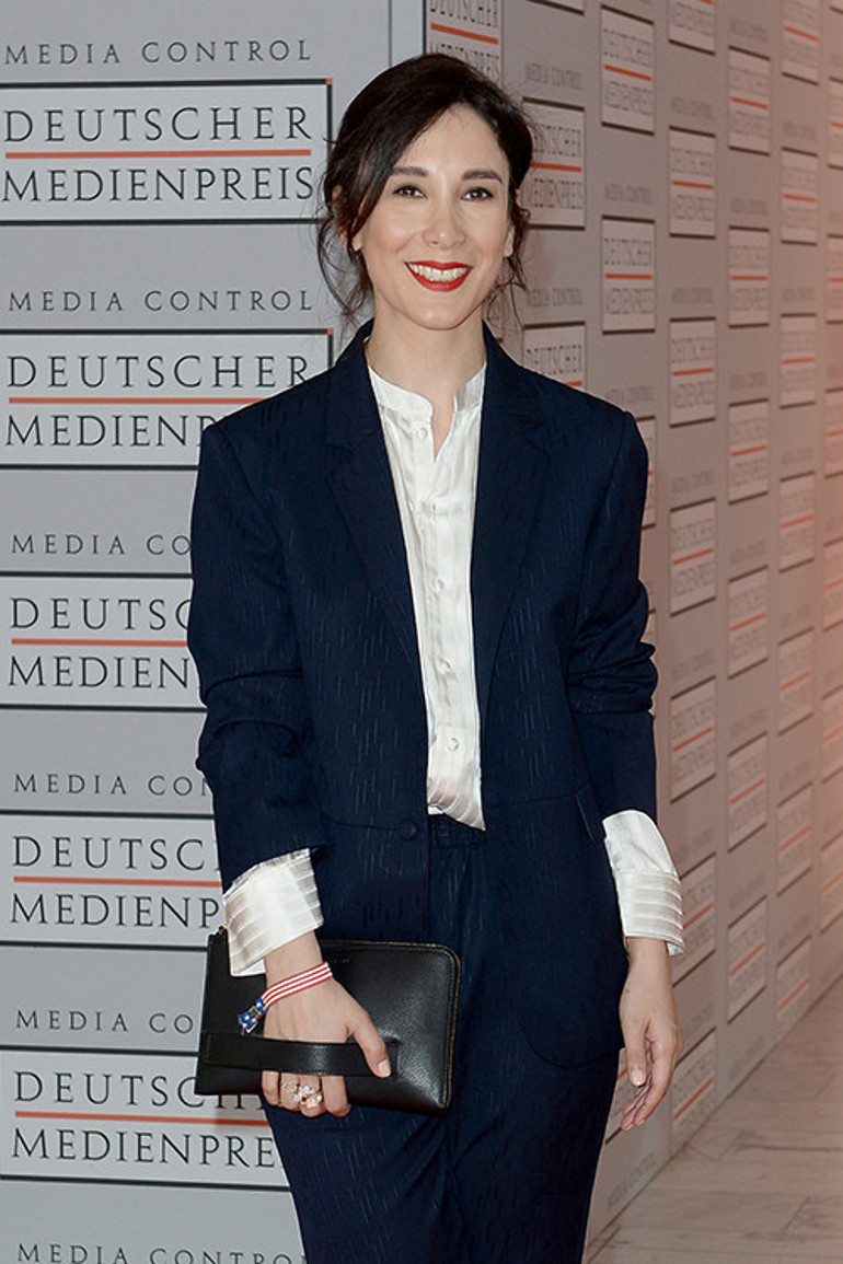 Her şeyime karışıyorlar diye Türk hayranlarına yasak getirmişti... Kaçak yıldız, kırmızılar içinde ortaya çıktı