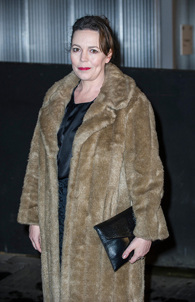 Parasız kalıp temizlikçilik bile yapmıştı... Süpürgelikleri siler, lambaların tozunu alırdım... O şimdi hem ünlü hem zengin