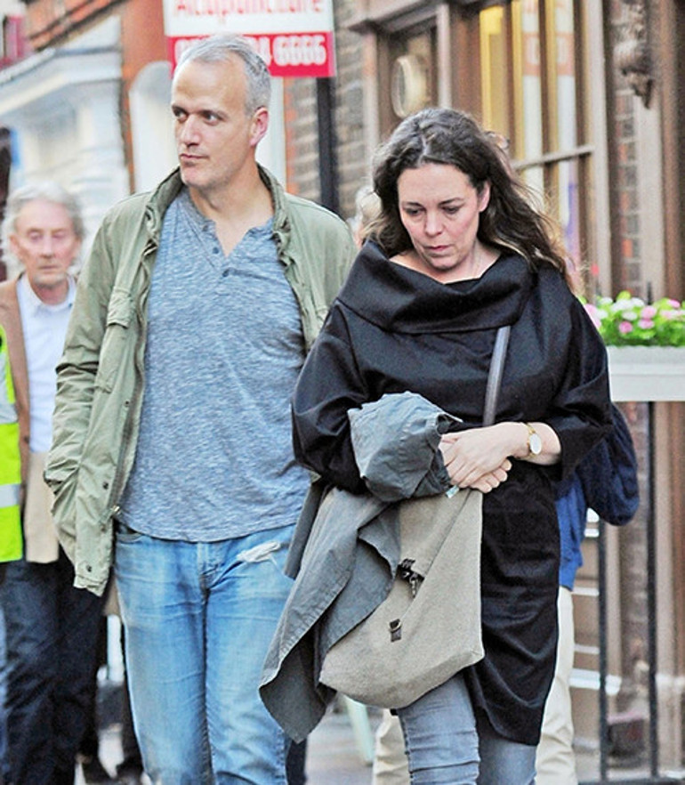 Parasız kalıp temizlikçilik bile yapmıştı... Süpürgelikleri siler, lambaların tozunu alırdım... O şimdi hem ünlü hem zengin