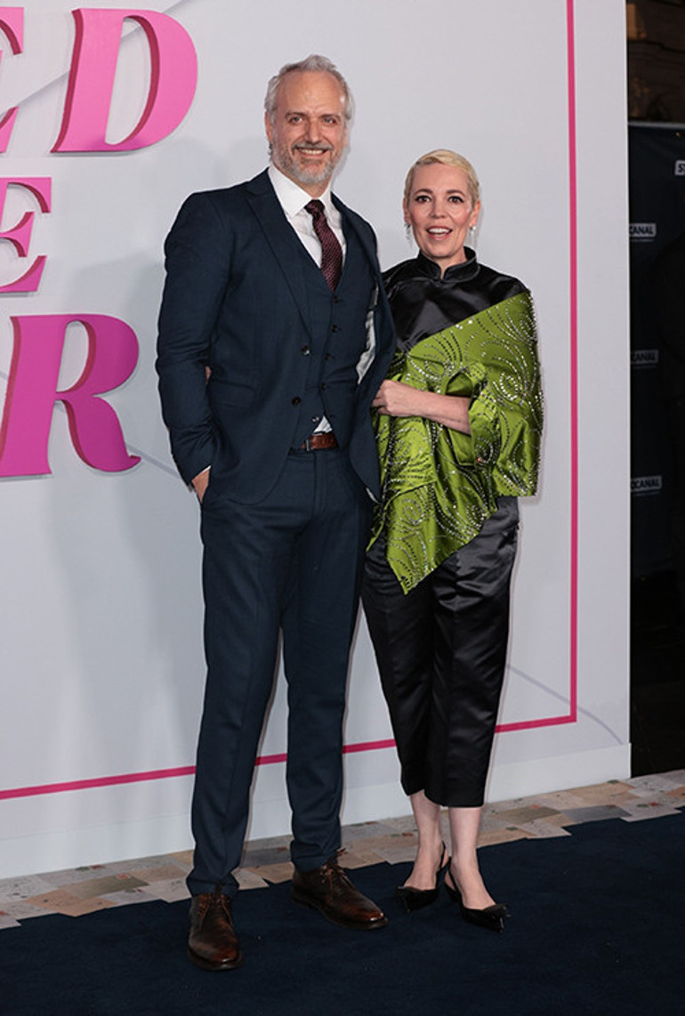 Parasız kalıp temizlikçilik bile yapmıştı... Süpürgelikleri siler, lambaların tozunu alırdım... O şimdi hem ünlü hem zengin