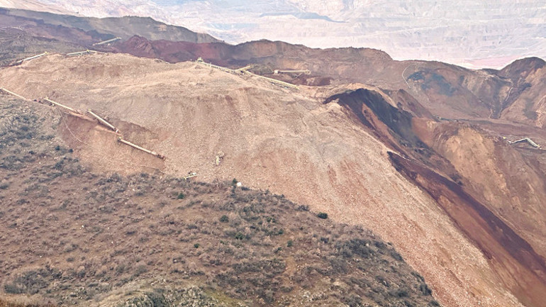 Ali Yerlikaya Kürtçe tiyatro yasağını yasakladı