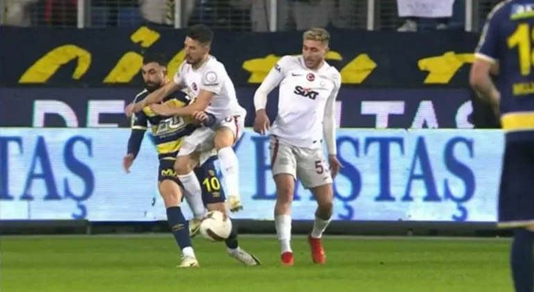 Galatasarayın kazandığı penaltıdan önce faul var mı, gol iptali doğru mu Biz niyet okumayalım ama...