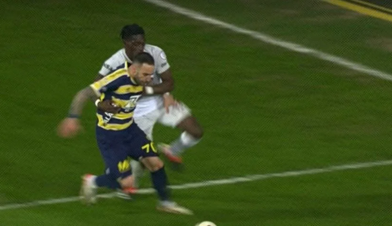 Galatasarayın kazandığı penaltıdan önce faul var mı, gol iptali doğru mu Biz niyet okumayalım ama...