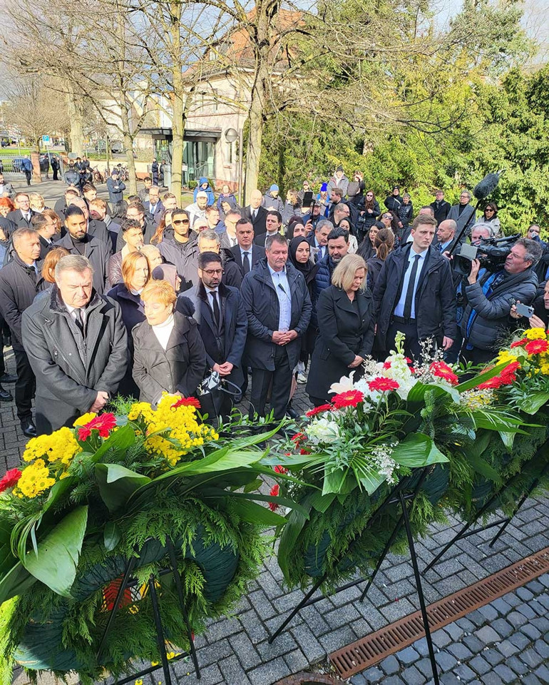 Hanau kurbanları iki ayrı törenle anıldı