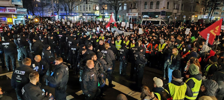 Berlin’deki Hanau anmalarında polisle göstericiler arasında arbade yaşandı