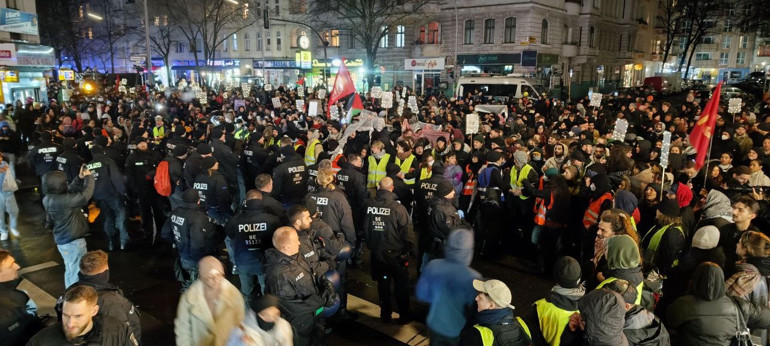 Berlin’deki Hanau anmalarında polisle göstericiler arasında arbade yaşandı