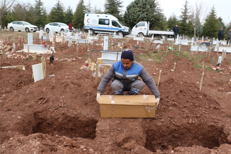 Çöpte ölü bulunan yeni doğmuş bebek, kimsesizler mezarlığına defnedildi