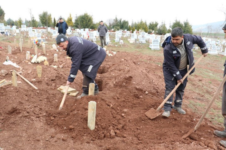 Çöpte ölü bulunan yeni doğmuş bebek, kimsesizler mezarlığına defnedildi