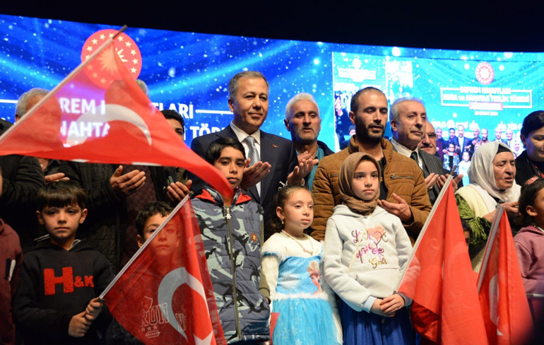 Bakan Yerlikayadan deprem konutları mesajı: Her ay 15-20 bin hak sahibini evlerine buluşturacağız