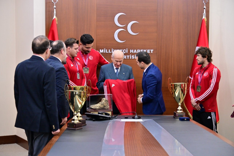 MHP Genel Başkanı Devlet Bahçeli, Avrupa şampiyonu milli sporcuları kabul etti