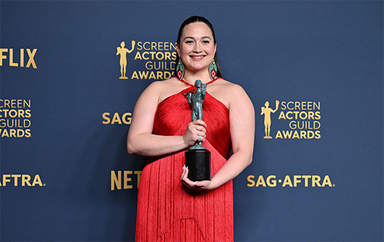 Oscarın habercisi SAG Ödüllerinde sürprizler gecesi... Yıldız oyuncu sahneye sarhoş çıktı Kazandığına inanamayıp hemen kaçtı