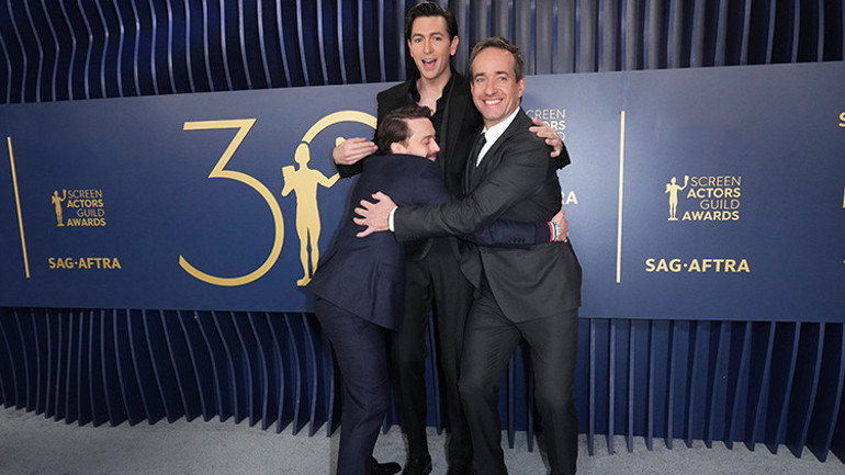 Oscarın habercisi SAG Ödüllerinde sürprizler gecesi... Yıldız oyuncu sahneye sarhoş çıktı Kazandığına inanamayıp hemen kaçtı