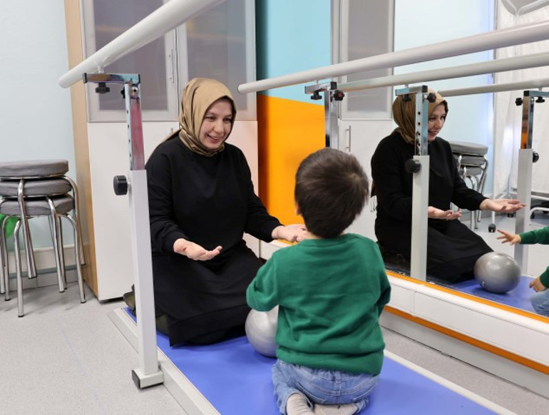 Çocuğunun hastalığına çare olmak için yeniden üniversiteli oldu