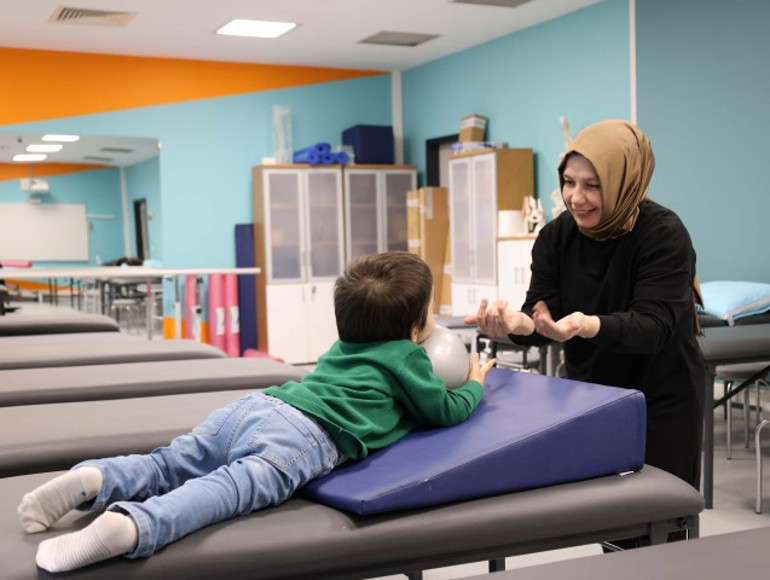 Çocuğunun hastalığına çare olmak için yeniden üniversiteli oldu