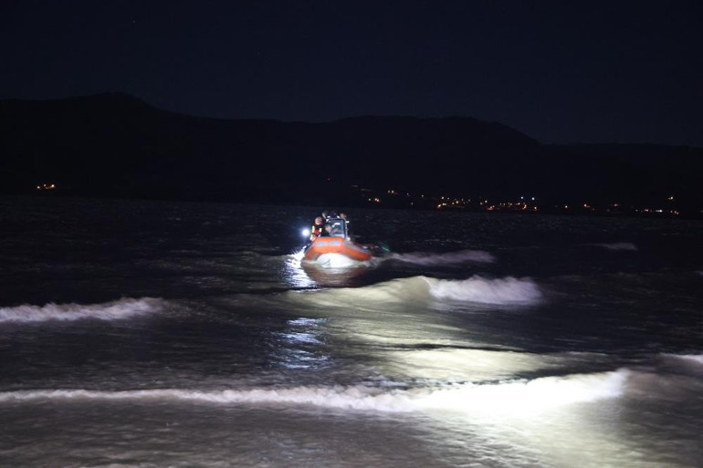 Elazığ’da 2 balıkçı baraj gölünde mahsur kaldı