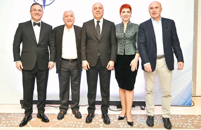 Hemşiresiyle birlikte gece gezmesinde