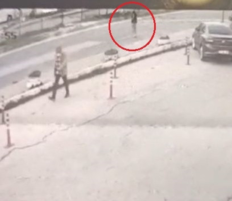 1 çocuk annesi Serapın kahreden ölümü: Yolun karşısına geçerken otomobil çarptı