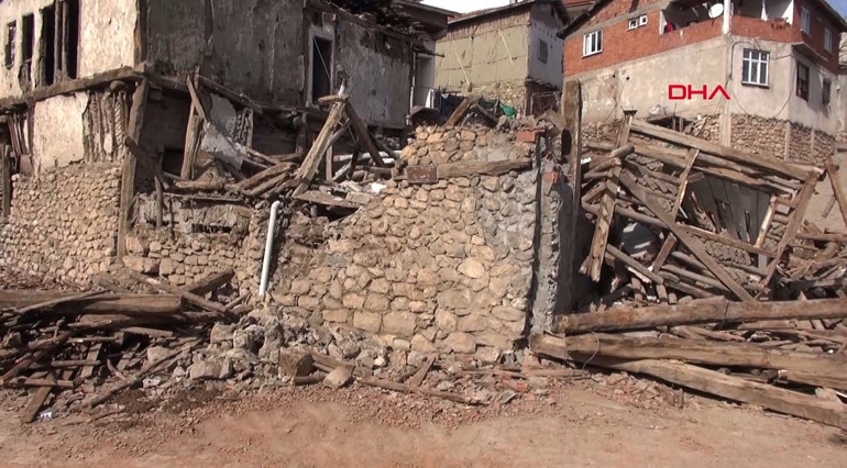 Bakanlık harekete geçti: Şehidin ailesinin evi yeniden inşa ediliyor