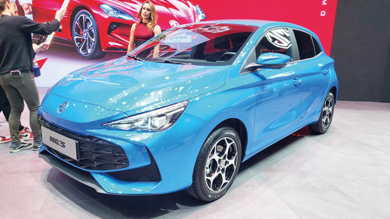 Fuardaki tek Avrupalı Renault, Çinlilerin tam karşısında ‘uygun fiyatlı elektrikli’ tanıttı... Çin akınına karşı Fransız ‘5’lisi