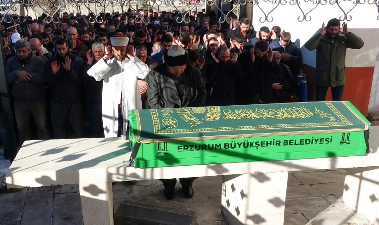 Eşinin cezaevinden firar edip vurduğu Elif, hayatını kaybetti Cenazede yürek yakan görüntü