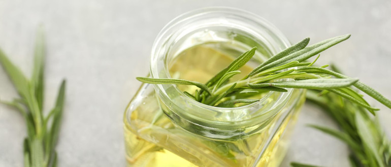 1 SORU 4 UZMAN | Sosyal medyada herkes ondan övgü ile bahsediyor Biberiye yağı gerçekten saçları uzatıyor mu