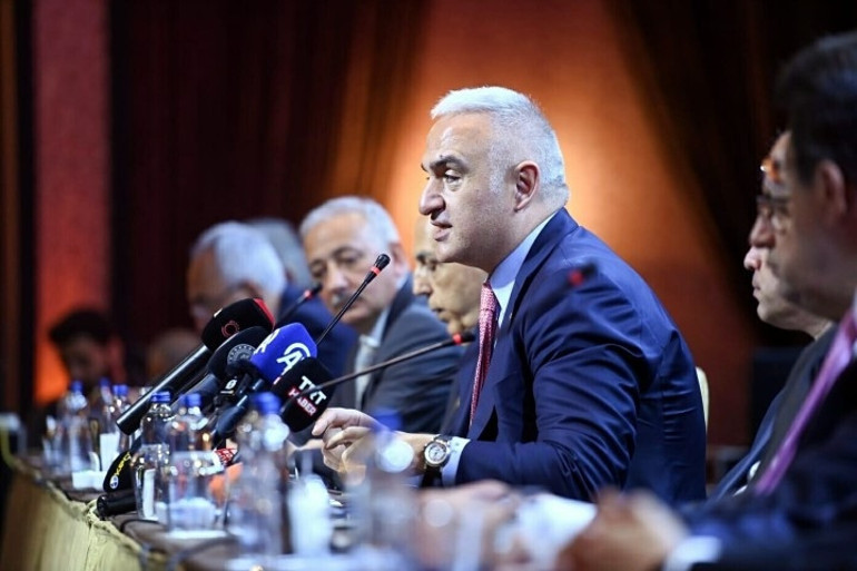 Bakan Ersoy: Eğer turizm şehriysek yerel seçimde adaylarınızdan turizm master planlarını isteyin