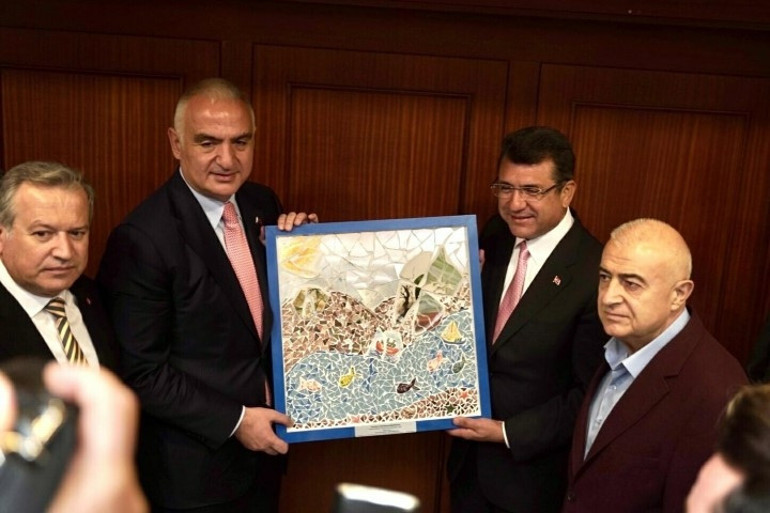 Bakan Ersoy: Eğer turizm şehriysek yerel seçimde adaylarınızdan turizm master planlarını isteyin