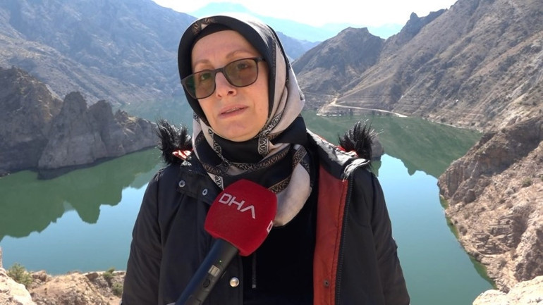 Baraj suları çekilince gün yüzüne çıktı, haberi alan köylüler seyretmeye geldi... Anılarımızı tazeliyoruz