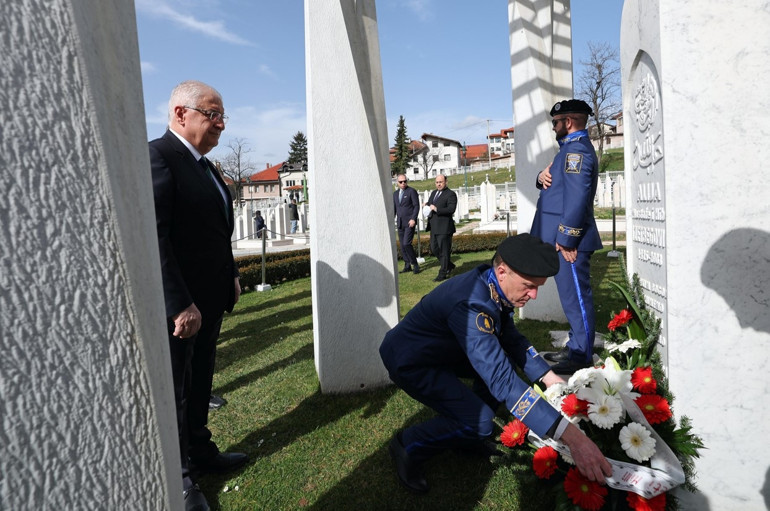 Bakan Gülerden Kovaçi Şehitliğine ziyaret