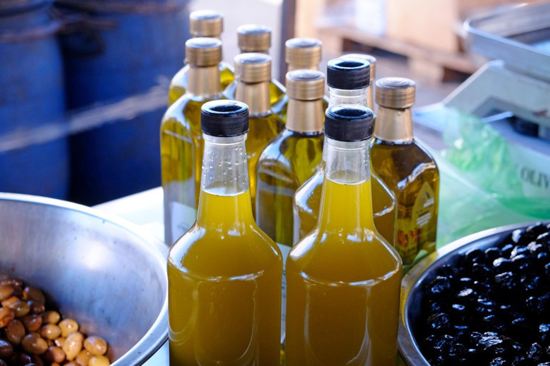 Zeytinyağının iyisi nasıl seçilir Rengi, şişesi, tadı kalitesi hakkında bilgi verir mi