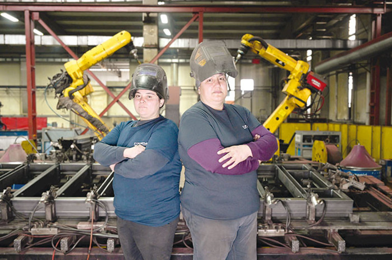 Sanayide kadın devrimi... Ev kadınları kaynakçı, montajcı oldu