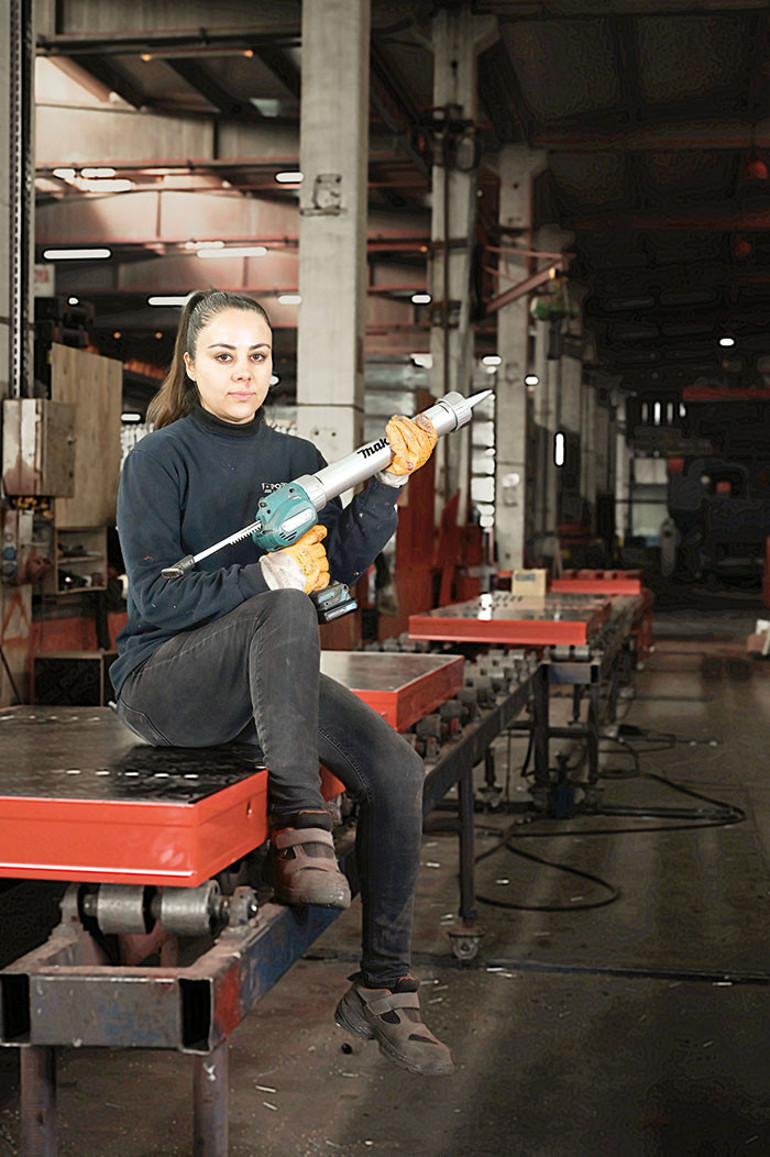 Sanayide kadın devrimi... Ev kadınları kaynakçı, montajcı oldu