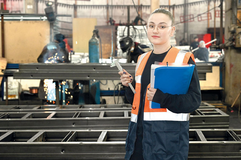 Sanayide kadın devrimi... Ev kadınları kaynakçı, montajcı oldu