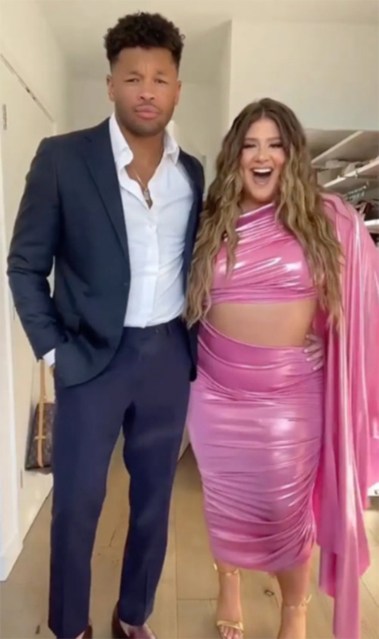 Sevgilim beni bir telefon mesajıyla terk etti dedi ve gözyaşlarına boğuldu