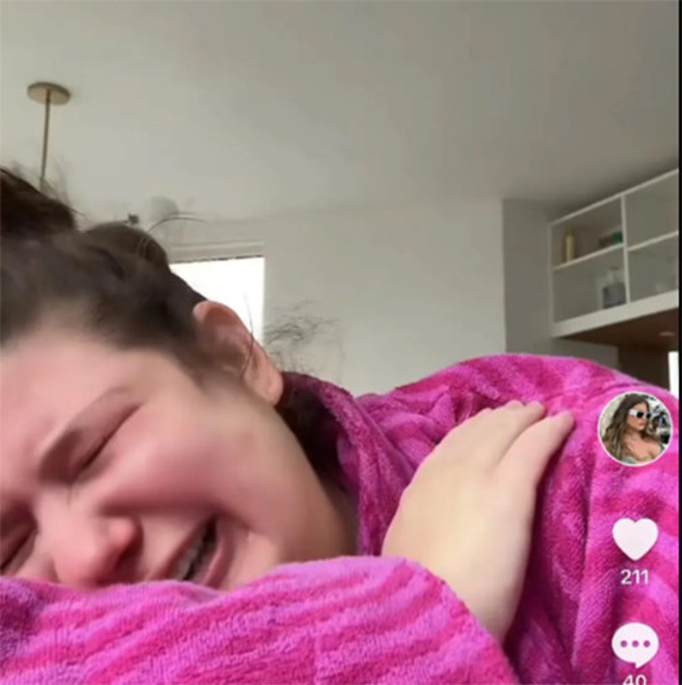 Sevgilim beni bir telefon mesajıyla terk etti dedi ve gözyaşlarına boğuldu