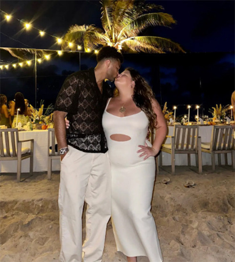 Sevgilim beni bir telefon mesajıyla terk etti dedi ve gözyaşlarına boğuldu