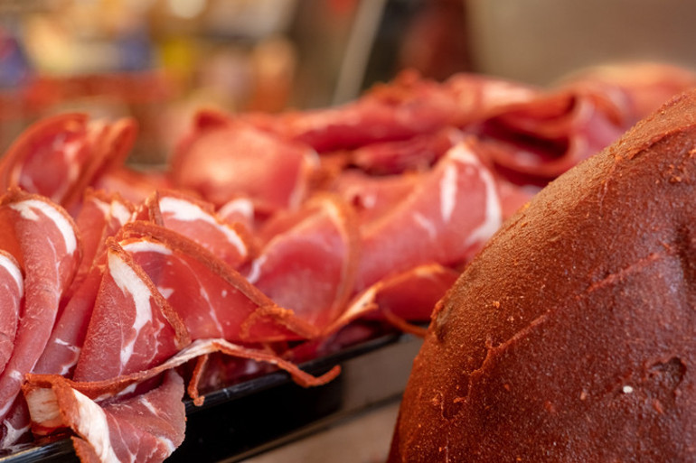 Daha ağır gelsin diye dilimlerin arasına çemen karıştırılıyor İşte pastırmadaki hileler...